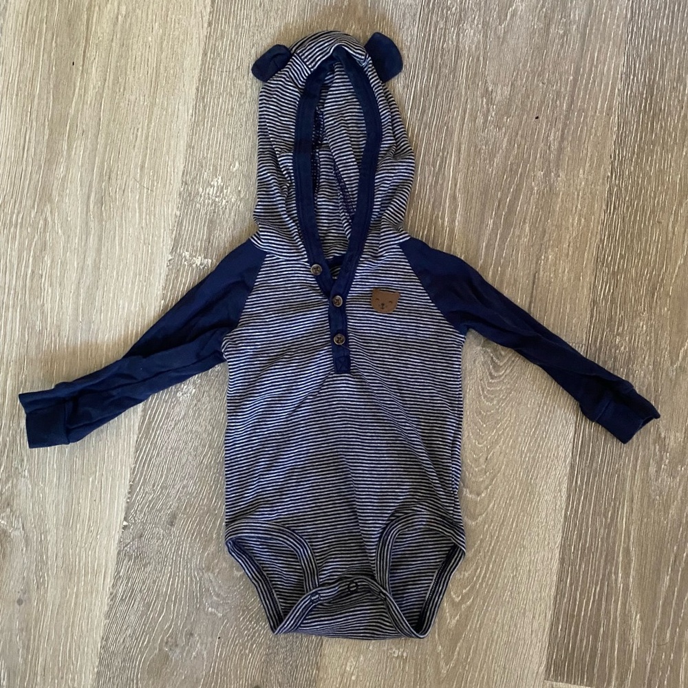 Boy’s Hooded Onesie Size 12 months 🌟$5 deal!🌟